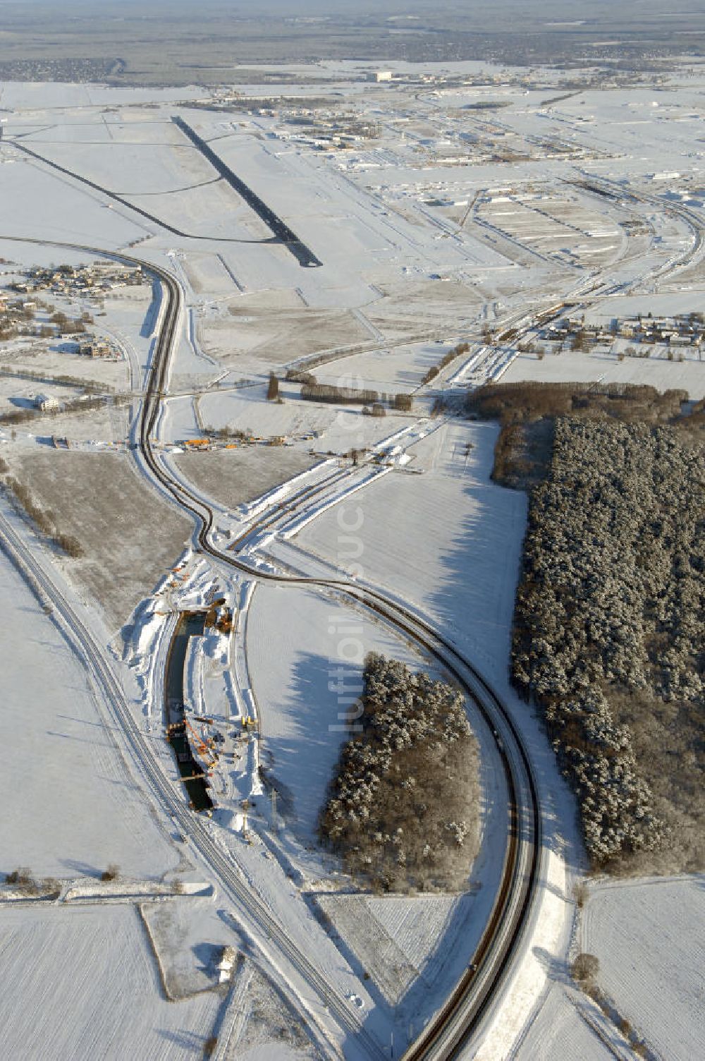 Luftaufnahme SELCHOW - Winterlich verschneite Baustelle der Deutschen Bahn an der Selchower Kurve bei Schönefeld