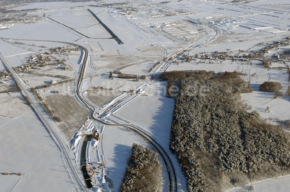 SELCHOW von oben - Winterlich verschneite Baustelle der Deutschen Bahn an der Selchower Kurve bei Schönefeld