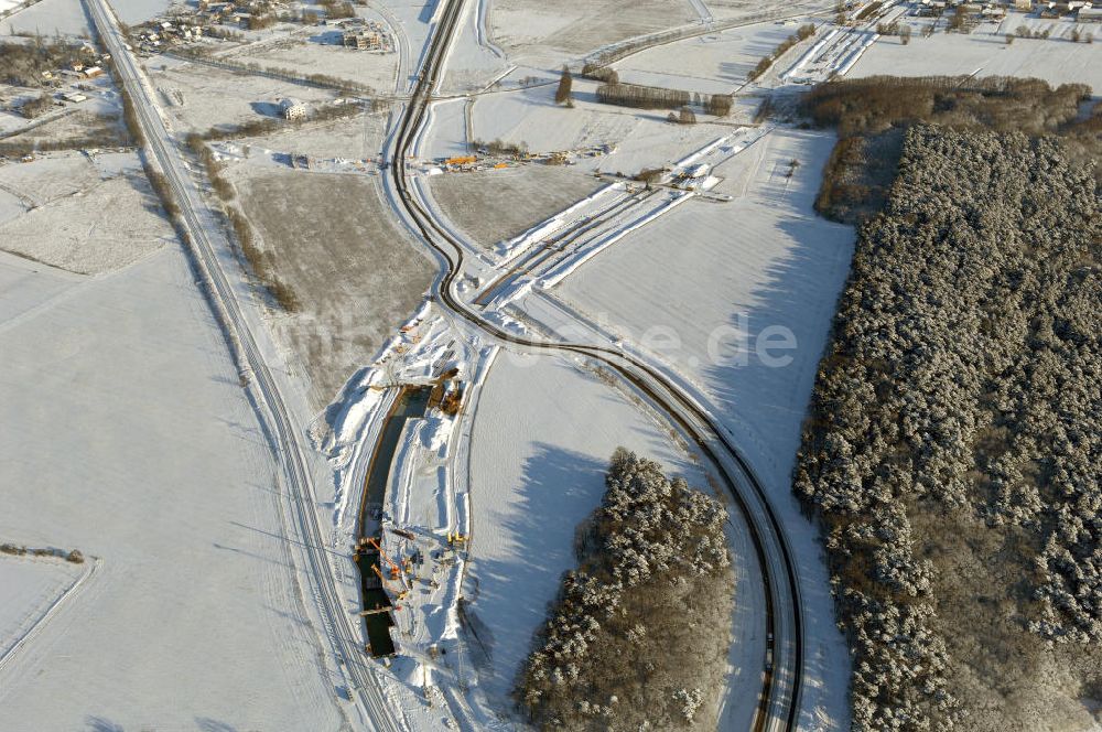 SELCHOW aus der Vogelperspektive: Winterlich verschneite Baustelle der Deutschen Bahn an der Selchower Kurve bei Schönefeld