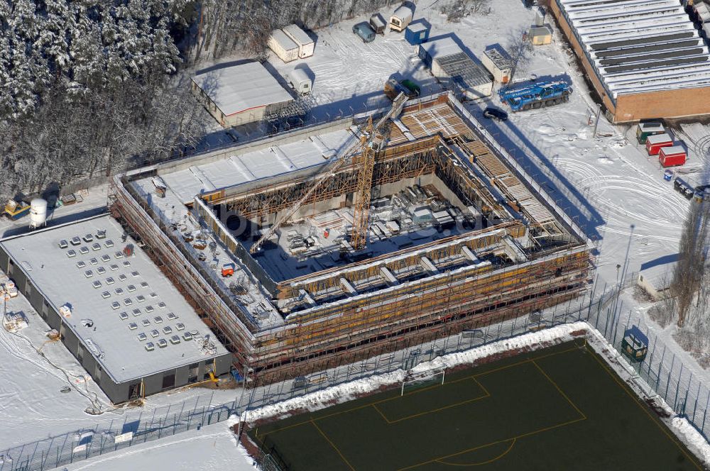 Luftaufnahme Berlin - Winterlich verschneite Baustelle Großsporthalle Alte Försterei in Berlin-Köpenick