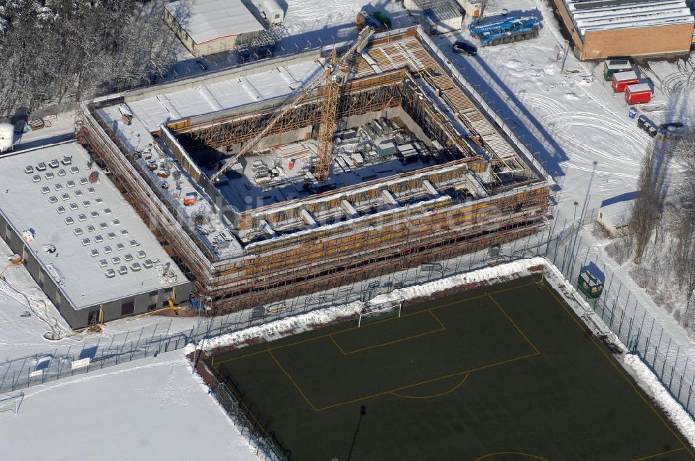 Berlin von oben - Winterlich verschneite Baustelle Großsporthalle Alte Försterei in Berlin-Köpenick