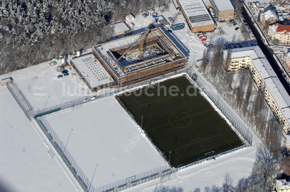 Berlin aus der Vogelperspektive: Winterlich verschneite Baustelle Großsporthalle Alte Försterei in Berlin-Köpenick