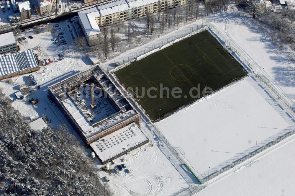 Luftbild Berlin - Winterlich verschneite Baustelle Großsporthalle Alte Försterei in Berlin-Köpenick