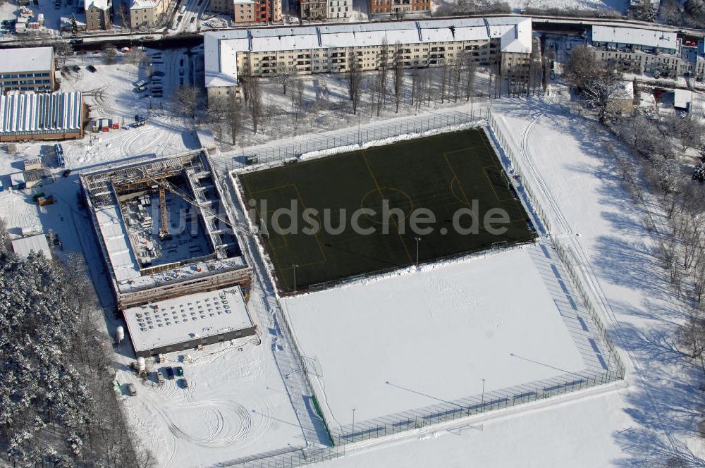 Luftaufnahme Berlin - Winterlich verschneite Baustelle Großsporthalle Alte Försterei in Berlin-Köpenick