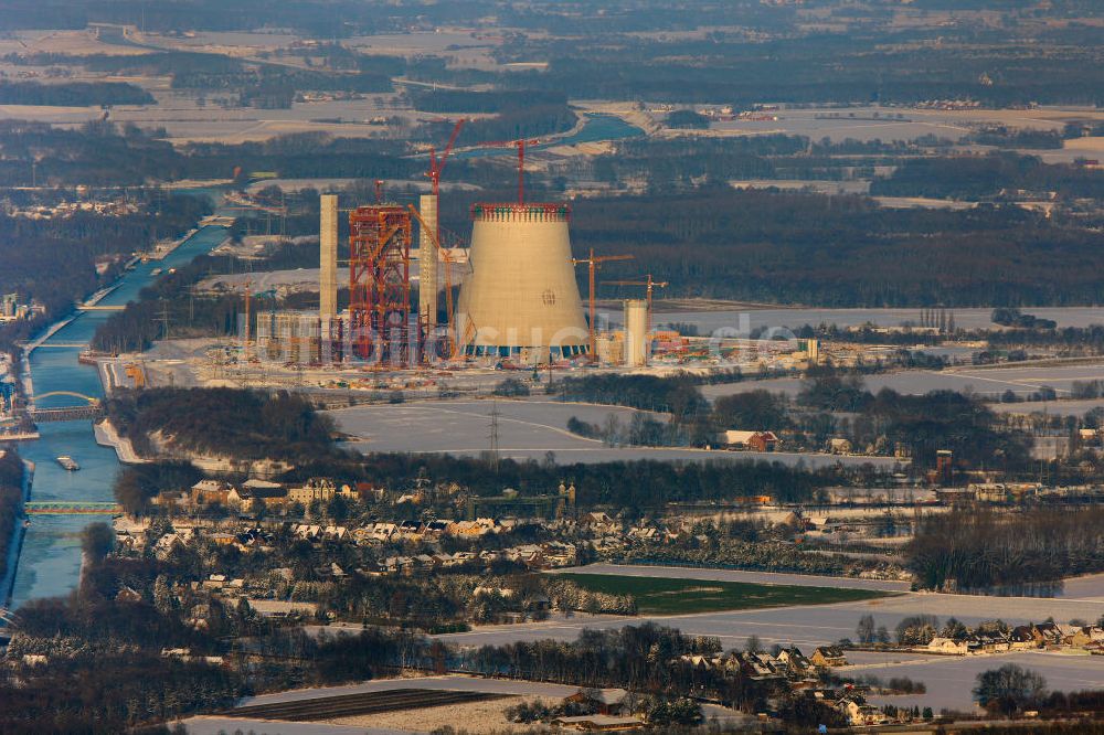 Datteln aus der Vogelperspektive: Winterlich verschneite Baustelle des neue Steinkohlekraftwerk Datteln am Dortmund-Ems-Kanal