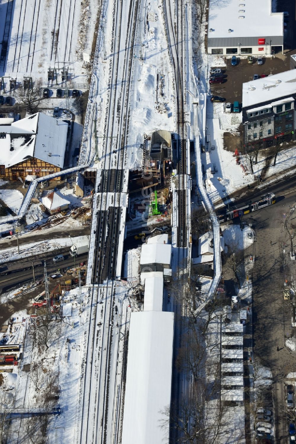 Berlin aus der Vogelperspektive: Winterlich verschneite Baustelle zum Bau der neuen Eisenbahnbrücke über die Treskowallee am S- Bahnhof Berlin - Karlshorst