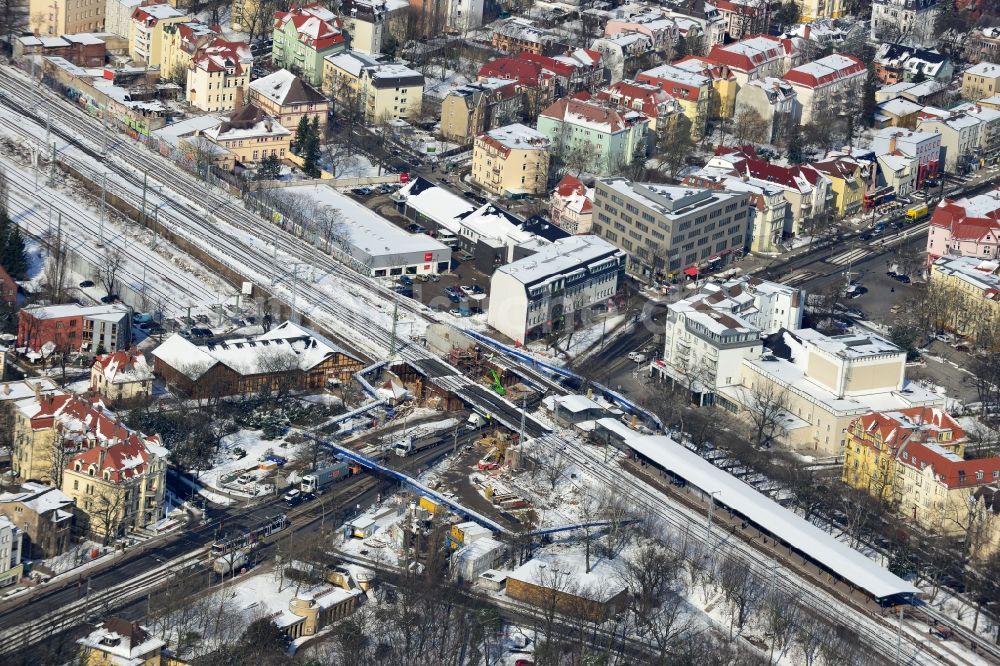 Luftbild Berlin - Winterlich verschneite Baustelle zum Bau der neuen Eisenbahnbrücke über die Treskowallee am S- Bahnhof Berlin - Karlshorst