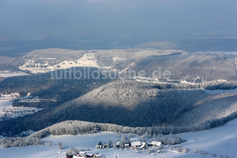 Luftaufnahme Drackenstein - Winterlich verschneite Berge bei Drackenstein im Bundesland Baden-Württemberg