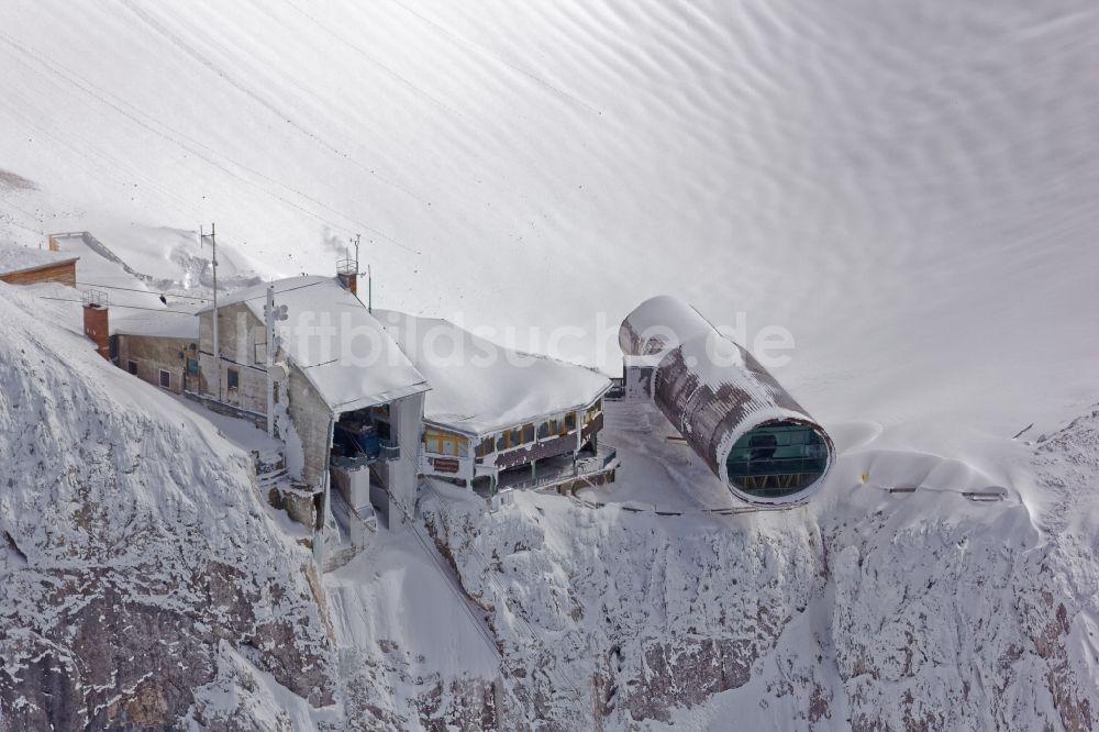 Mittenwald von oben - Winterlich verschneite Bergstation der Karwendelbahn bei Mittenwald im Bundesland Bayern