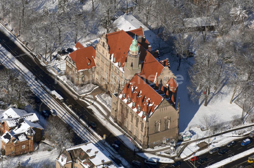 Berlin von oben - Winterlich verschneite BEST-Sabel-Oberschule in Berlin-Köpenick