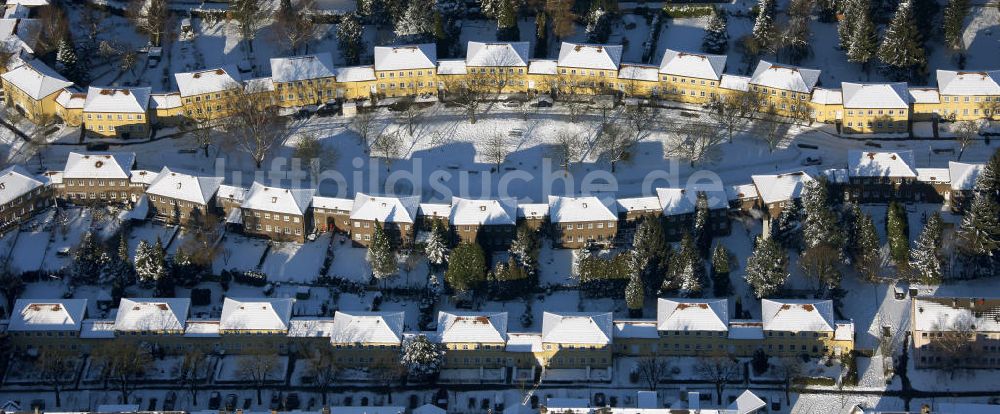 Mülheim aus der Vogelperspektive: Winterlich verschneite Broich-Saliersiedlung in Mülheim, Nordrhein-Westfalen