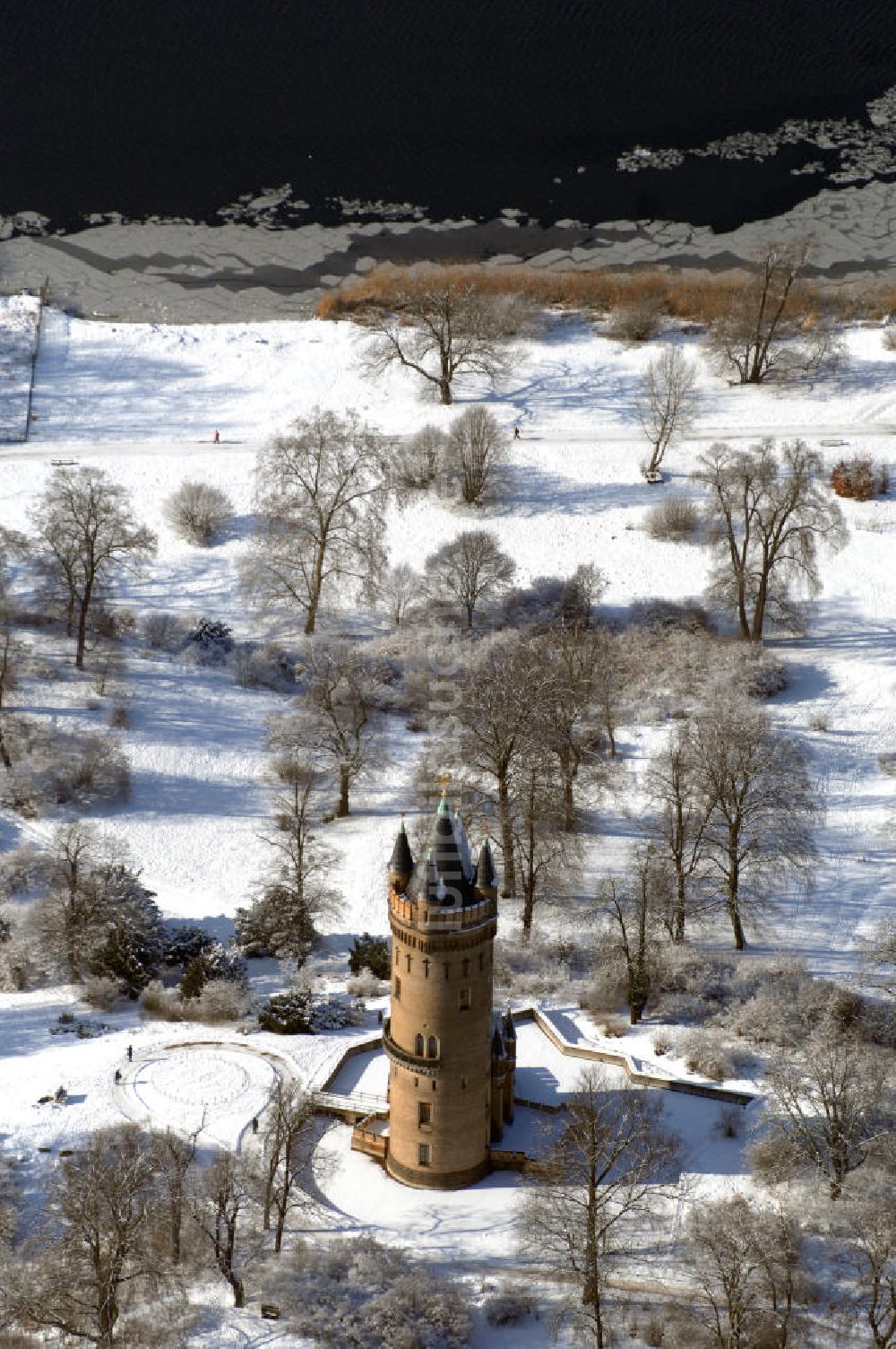 POTSDAM von oben - Winterlich verschneite Flatowturm in Potsdam-Babelsberg