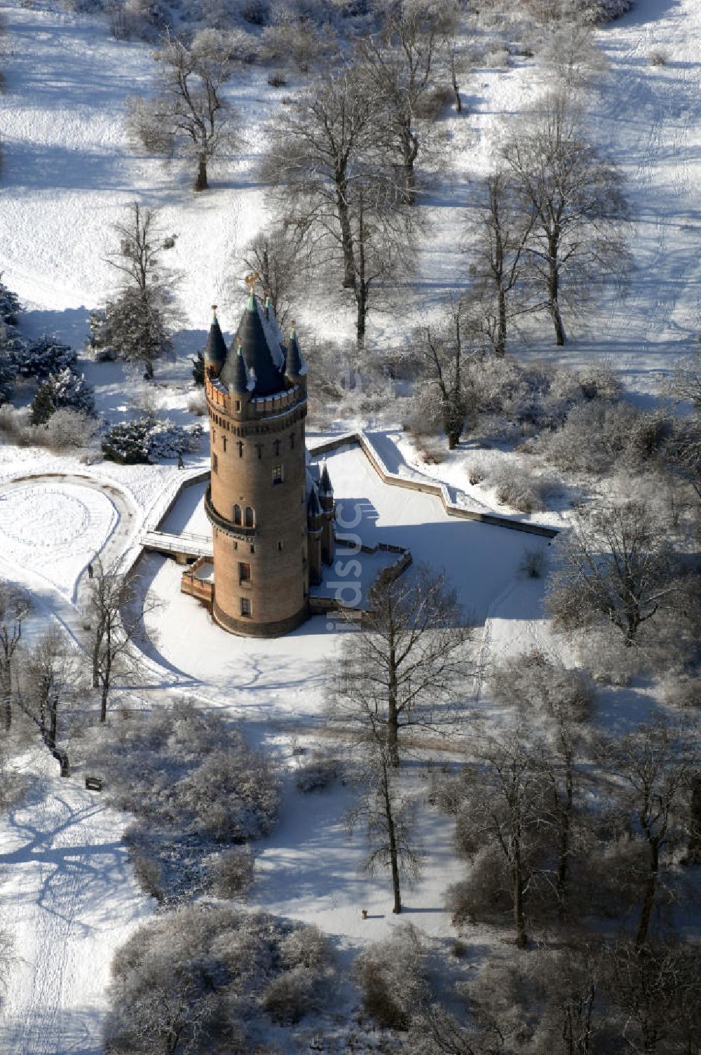 Luftbild POTSDAM - Winterlich verschneite Flatowturm in Potsdam-Babelsberg