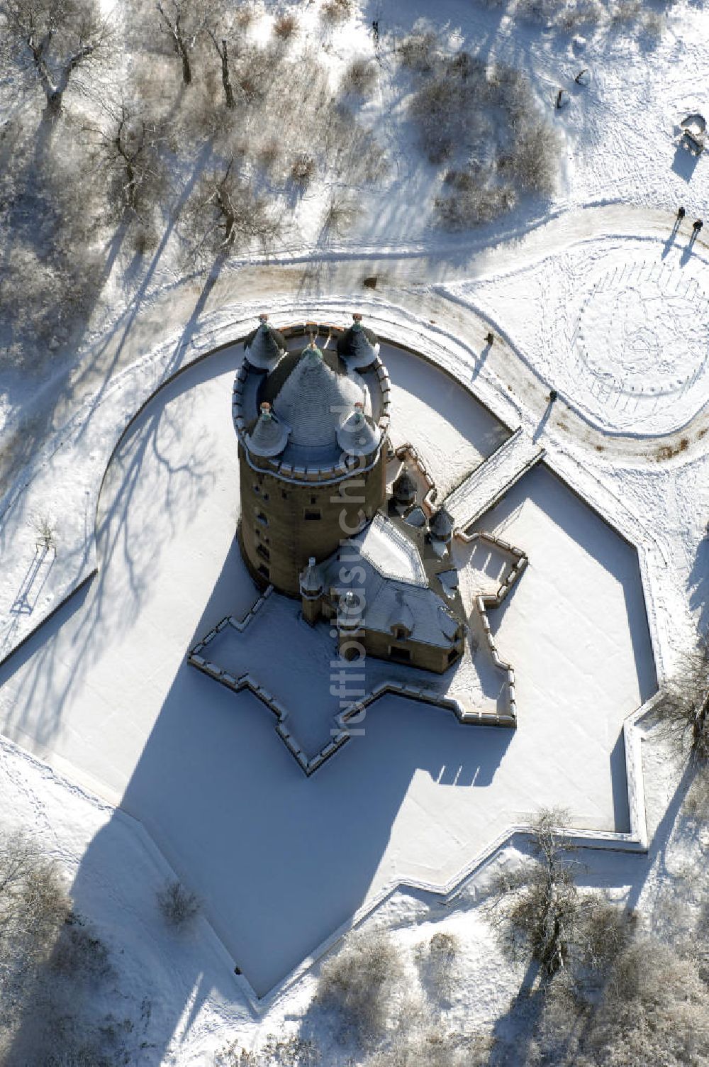 Luftbild POTSDAM - Winterlich verschneite Flatowturm in Potsdam-Babelsberg