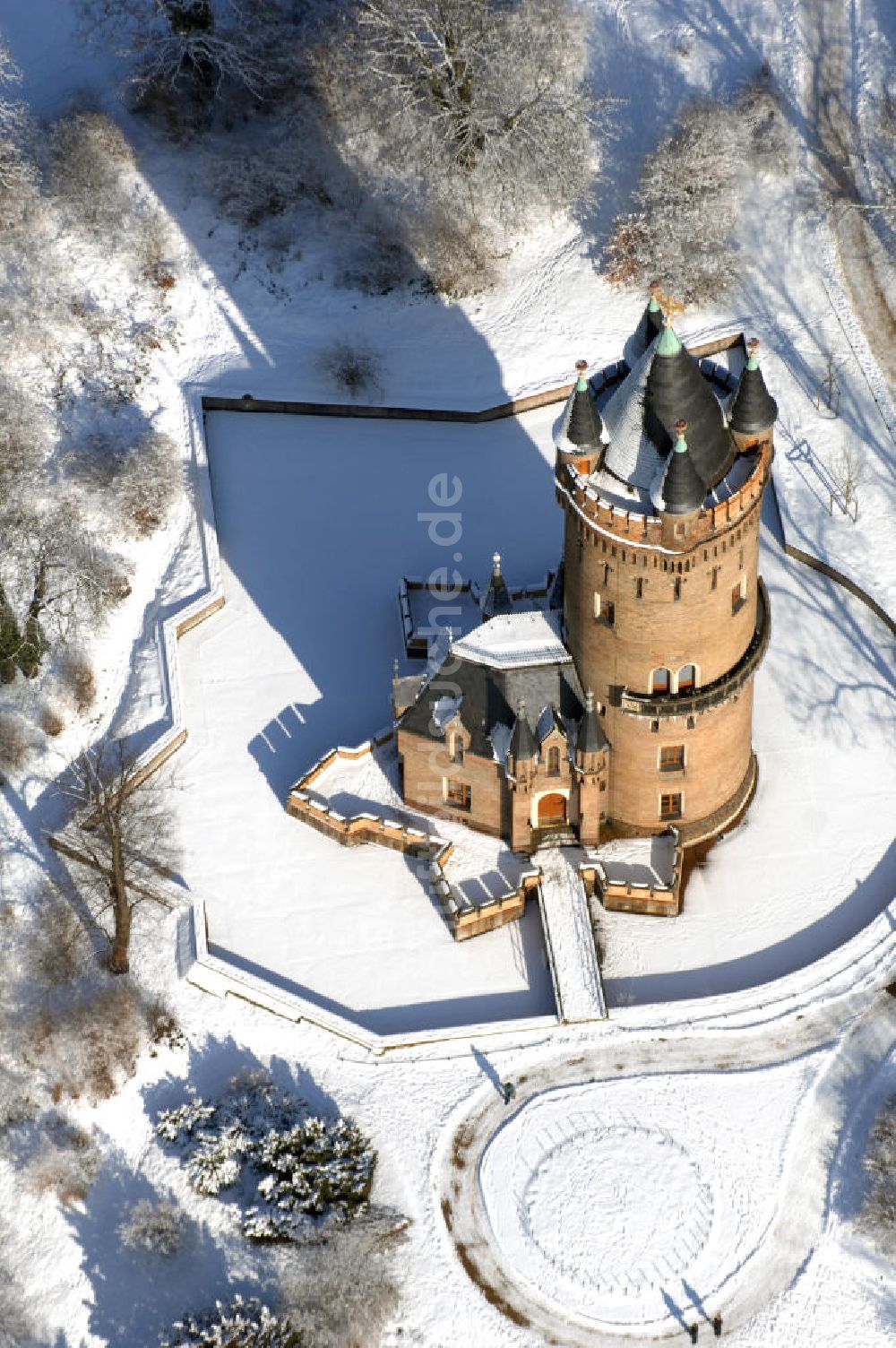 POTSDAM von oben - Winterlich verschneite Flatowturm in Potsdam-Babelsberg