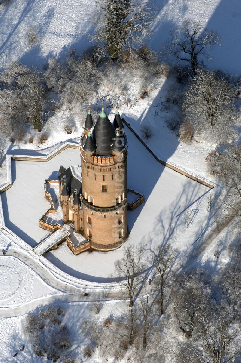 Luftaufnahme POTSDAM - Winterlich verschneite Flatowturm in Potsdam-Babelsberg