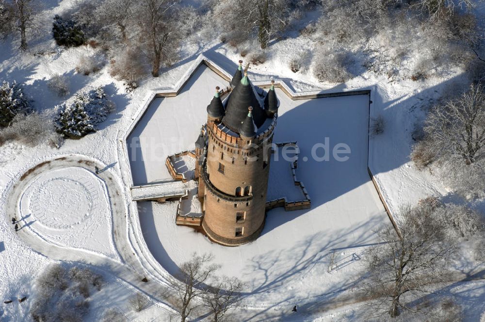 Luftaufnahme POTSDAM - Winterlich verschneite Flatowturm in Potsdam-Babelsberg