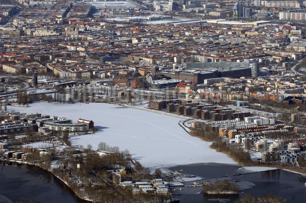 Berlin aus der Vogelperspektive: winterlich verschneite Halbinsel Stralau mit den Wohnneubaugebieten an der Rummelsburger Bucht