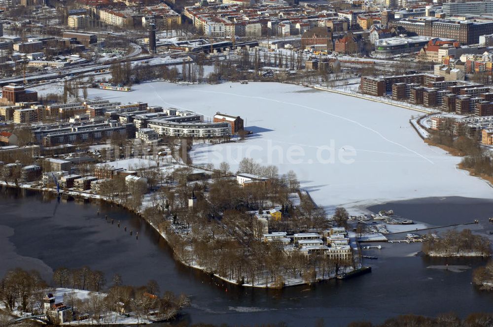 Luftbild Berlin - winterlich verschneite Halbinsel Stralau mit den Wohnneubaugebieten an der Rummelsburger Bucht