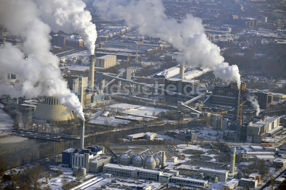 Luftbild Berlin - Winterlich verschneite Heizkraftwerke am Ruhlebener Altarm und der Alten Spree in Berlin - Ruhleben