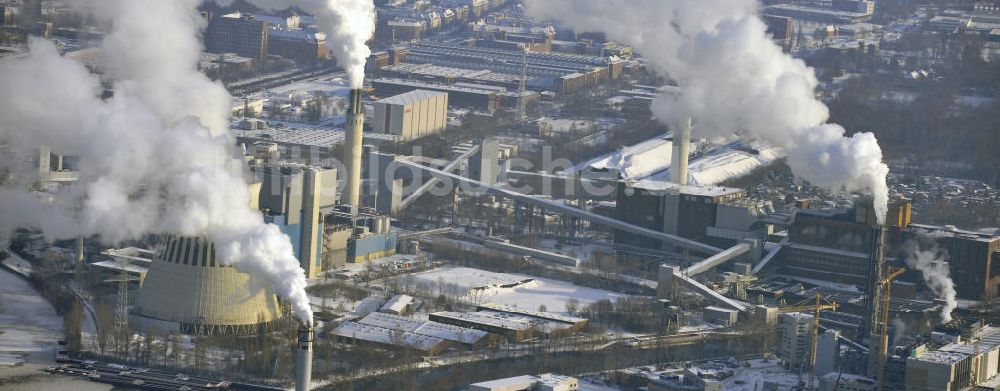 Luftaufnahme Berlin - Winterlich verschneite Heizkraftwerke am Ruhlebener Altarm und der Alten Spree in Berlin - Ruhleben