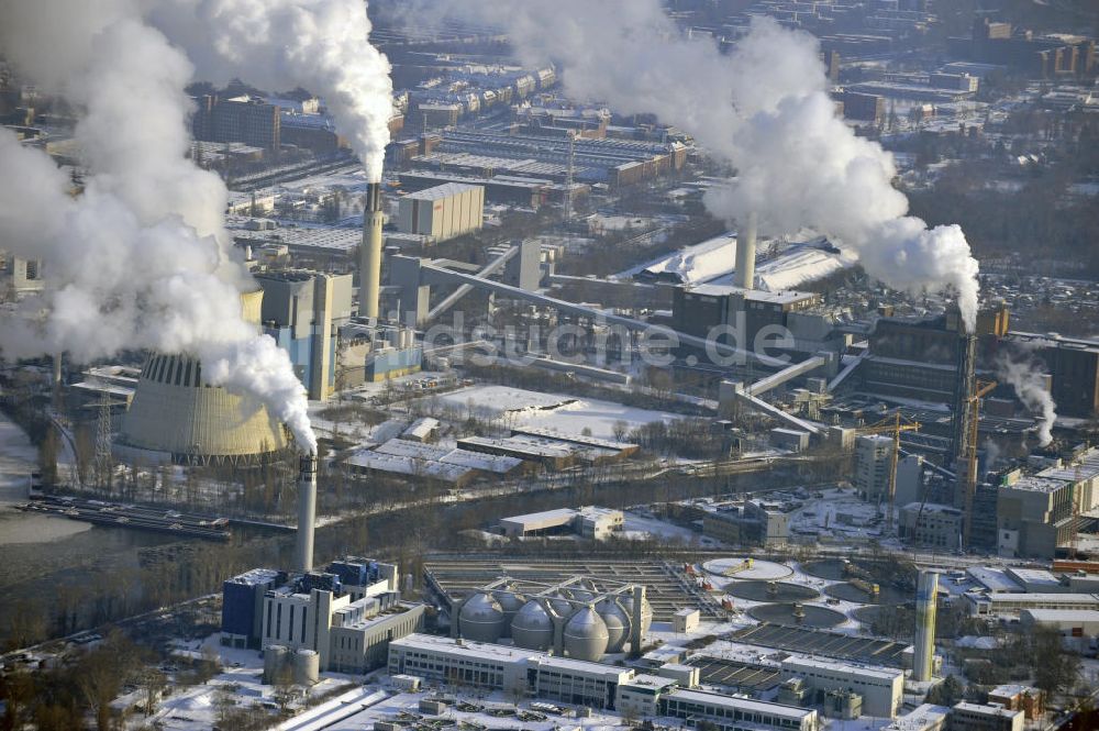 Berlin von oben - Winterlich verschneite Heizkraftwerke am Ruhlebener Altarm und der Alten Spree in Berlin - Ruhleben