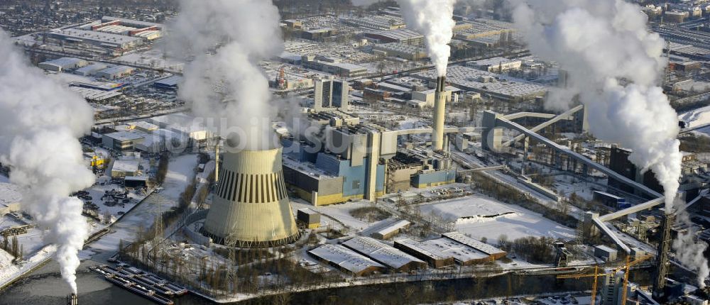 Luftbild Berlin - Winterlich verschneite Heizkraftwerke am Ruhlebener Altarm und der Alten Spree in Berlin - Ruhleben