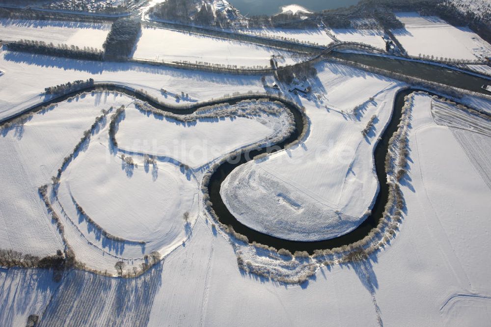 HALTERN - Flaesheim aus der Vogelperspektive: Winterlich verschneite Landschaft entlang der Lippe bei Flaesheim bei Haltern in Nordrhein-Westfalen