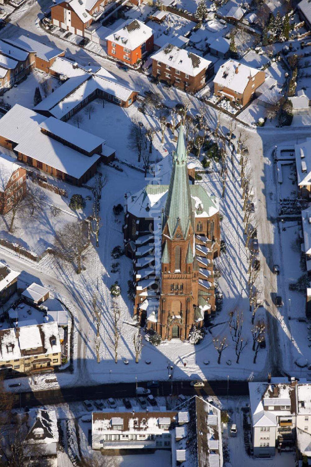 Luftaufnahme Bottrop - Winterlich verschneite Liebfrauenkirche in Bottro, Nordrhein-Westfalen