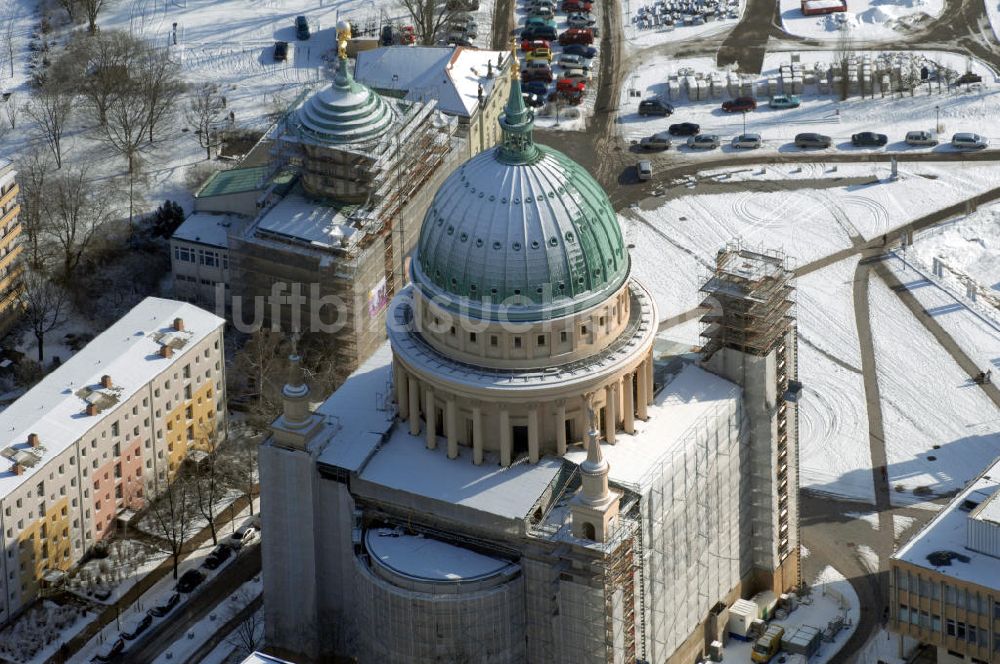 POTSDAM von oben - Winterlich verschneite Nikolaikirche in Potsdam