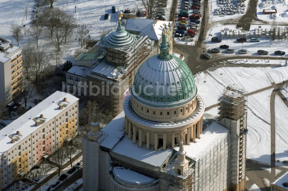 POTSDAM aus der Vogelperspektive: Winterlich verschneite Nikolaikirche in Potsdam