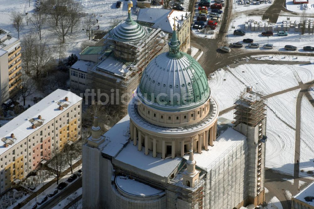 Luftbild POTSDAM - Winterlich verschneite Nikolaikirche in Potsdam