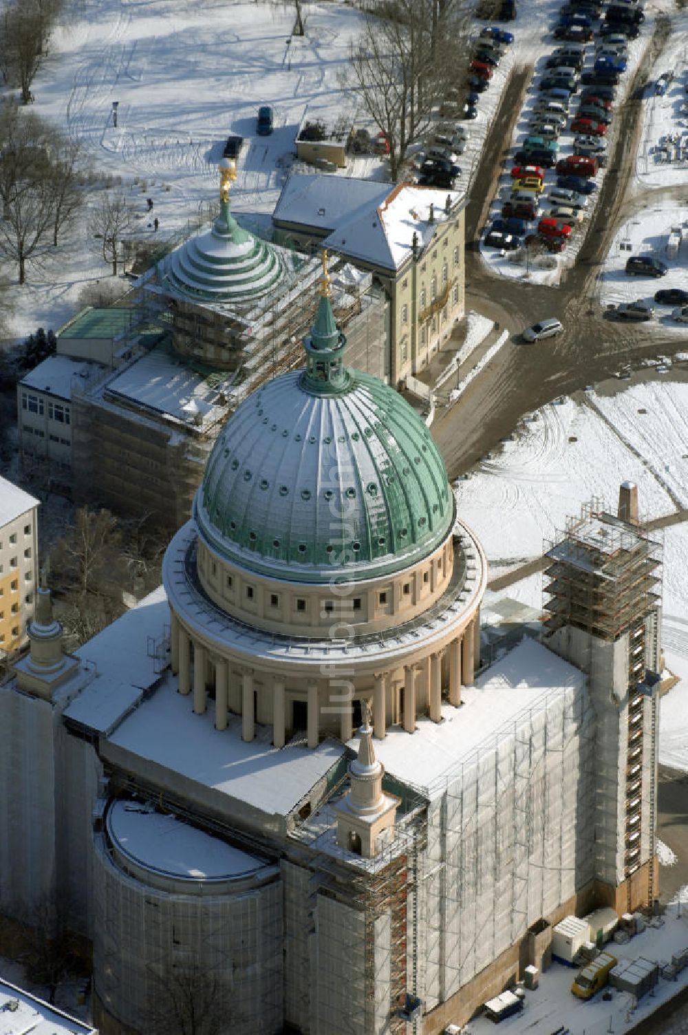 Luftaufnahme POTSDAM - Winterlich verschneite Nikolaikirche in Potsdam