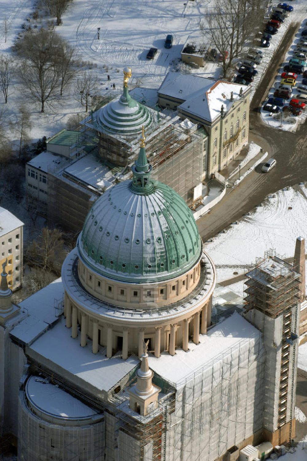 POTSDAM von oben - Winterlich verschneite Nikolaikirche in Potsdam