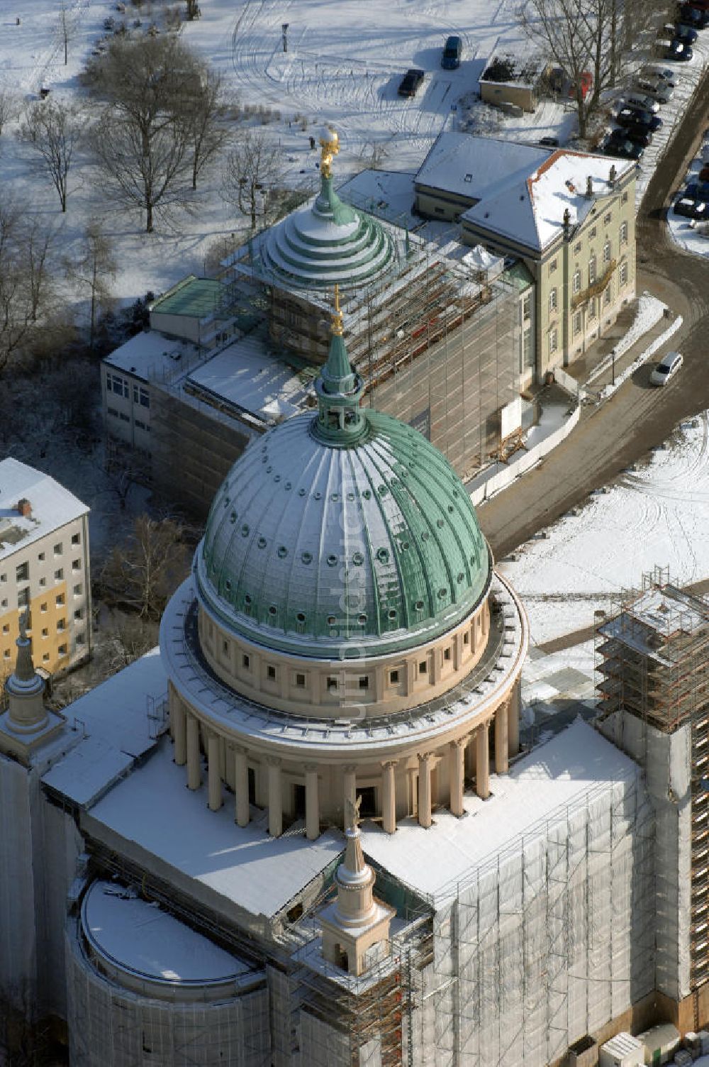 POTSDAM aus der Vogelperspektive: Winterlich verschneite Nikolaikirche in Potsdam