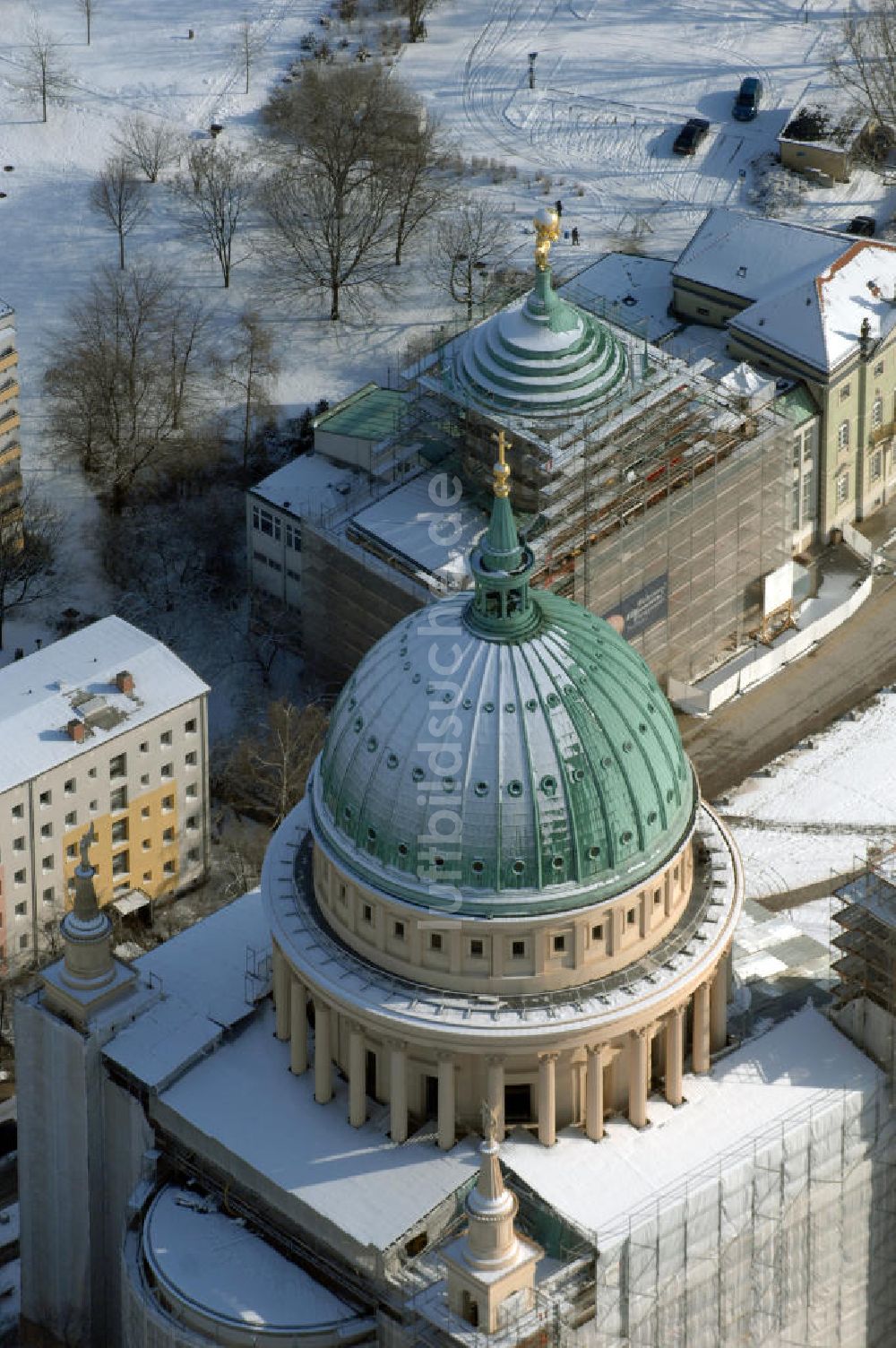 Luftbild POTSDAM - Winterlich verschneite Nikolaikirche in Potsdam