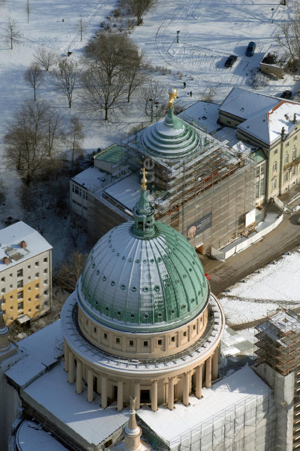 Luftaufnahme POTSDAM - Winterlich verschneite Nikolaikirche in Potsdam