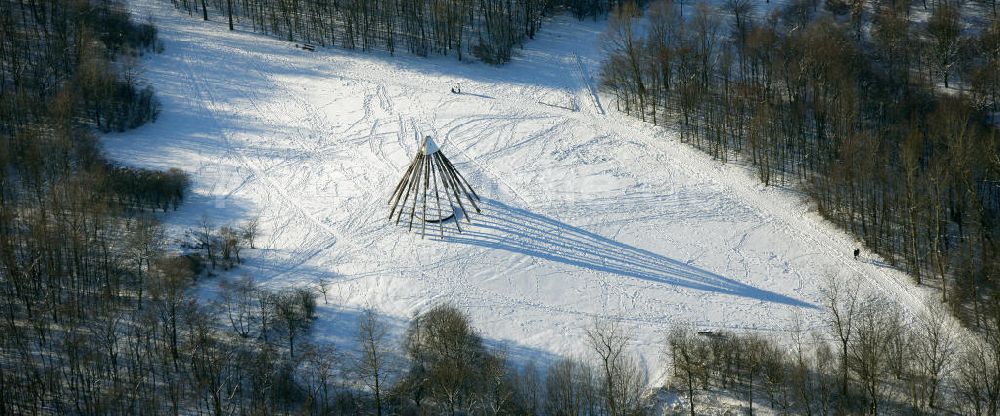 Bottrop aus der Vogelperspektive: Winterlich verschneite Pyramide im Gesundheitspark am Knappschaftskrankenhaus Bottrop