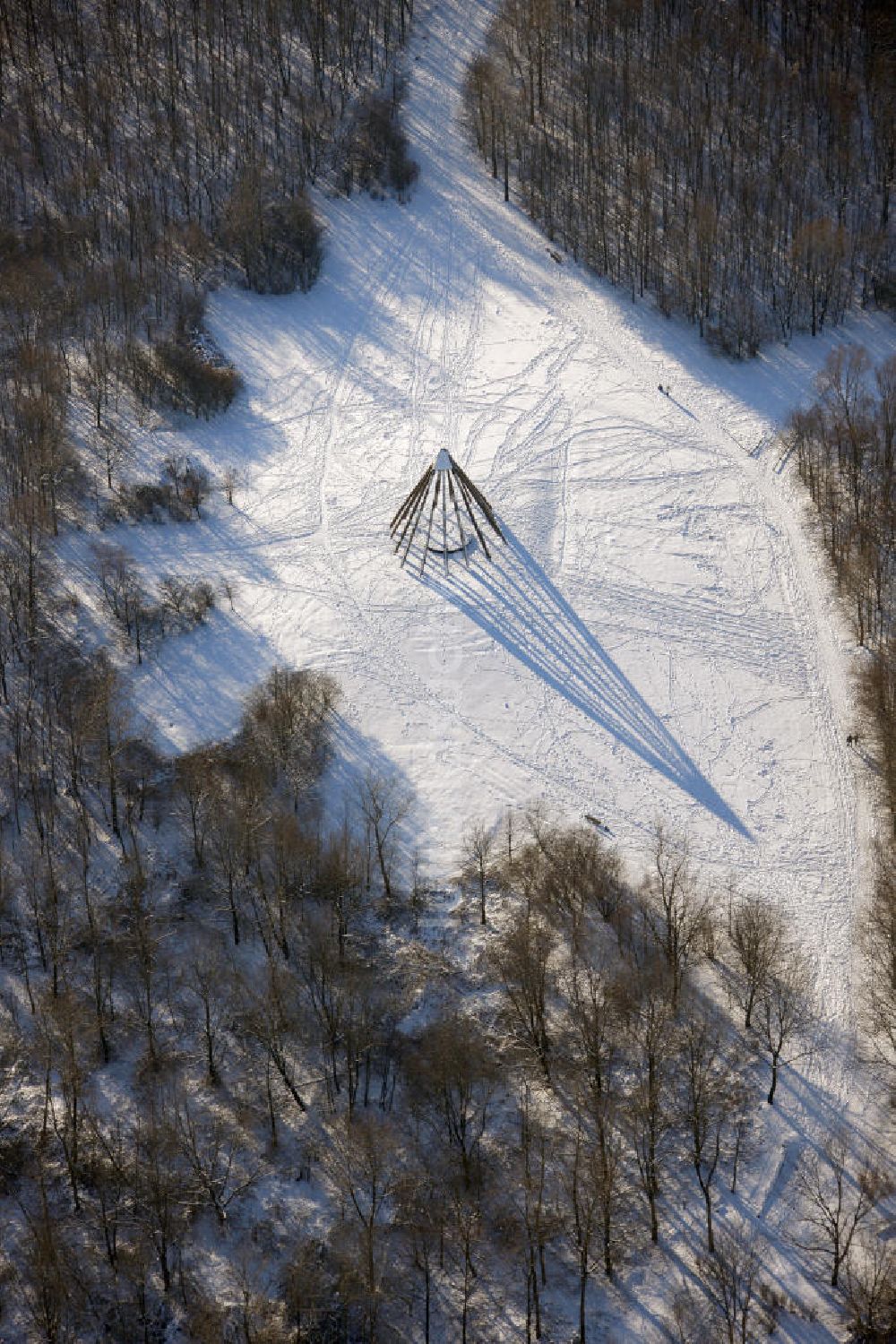 Luftbild Bottrop - Winterlich verschneite Pyramide im Gesundheitspark am Knappschaftskrankenhaus Bottrop