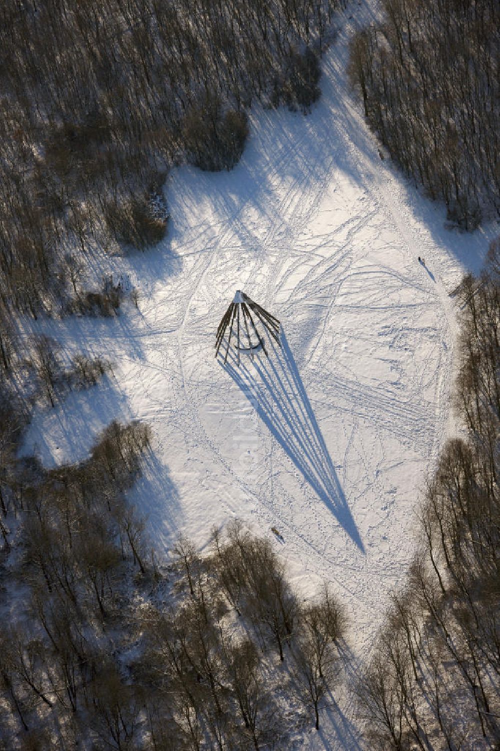 Bottrop von oben - Winterlich verschneite Pyramide im Gesundheitspark am Knappschaftskrankenhaus Bottrop