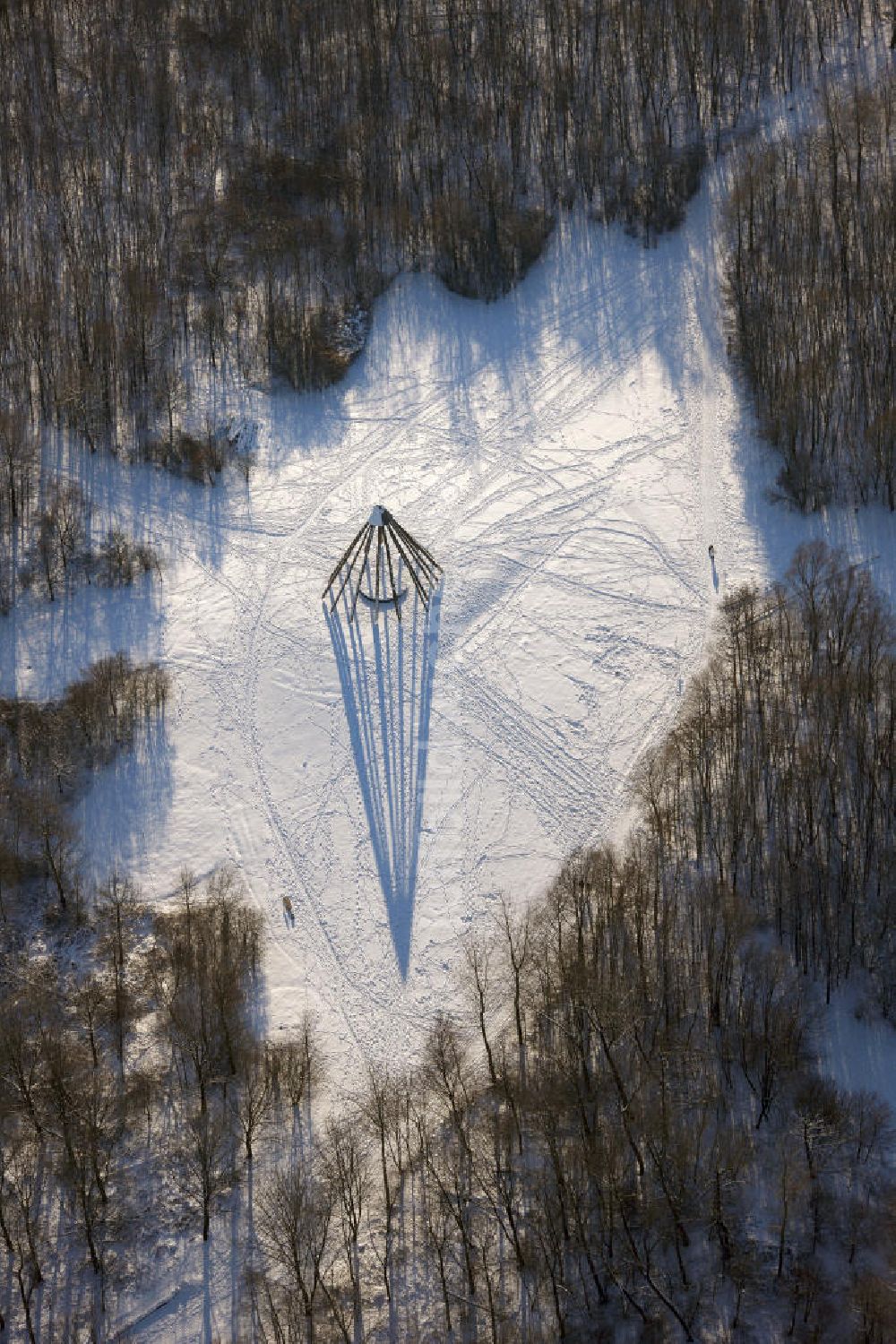 Bottrop aus der Vogelperspektive: Winterlich verschneite Pyramide im Gesundheitspark am Knappschaftskrankenhaus Bottrop