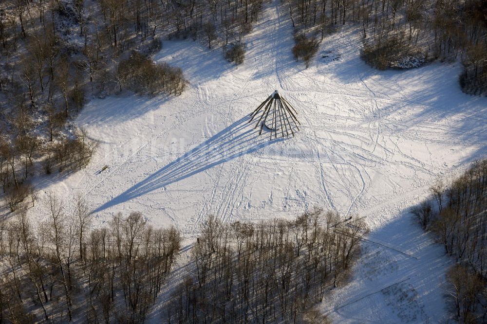 Luftbild Bottrop - Winterlich verschneite Pyramide im Gesundheitspark am Knappschaftskrankenhaus Bottrop