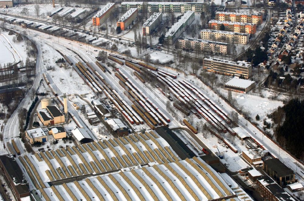 Berlin von oben - winterlich verschneite Reparaturhallen der S-Bahn-Hauptwerkstatt / Bahnbetriebswerk in Berlin-Schöneweide - wintry, snowy repair halls of the suburban railway's main workshop / depot in Berlin Schoeneweide