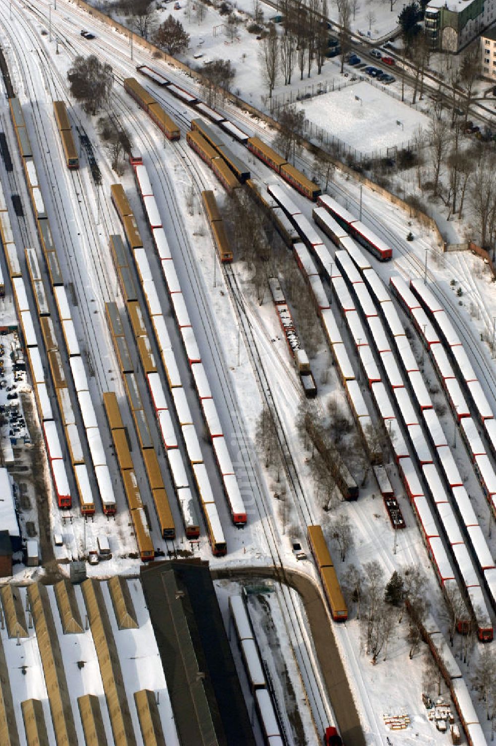 Berlin aus der Vogelperspektive: winterlich verschneite Reparaturhallen der S-Bahn-Hauptwerkstatt / Bahnbetriebswerk in Berlin-Schöneweide - wintry, snowy repair halls of the suburban railway's main workshop / depot in Berlin Schoeneweide