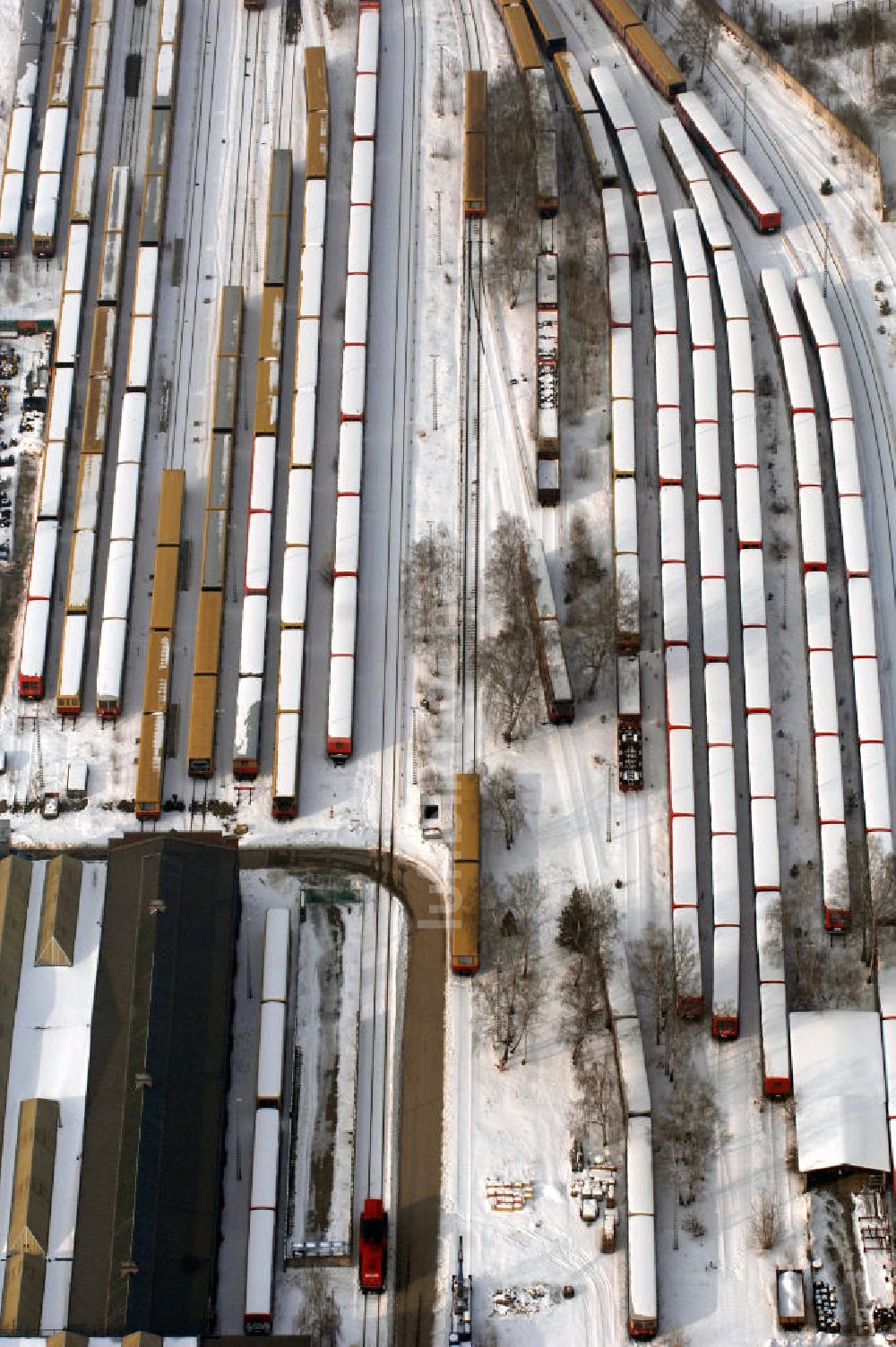 Luftaufnahme Berlin - winterlich verschneite Reparaturhallen der S-Bahn-Hauptwerkstatt / Bahnbetriebswerk in Berlin-Schöneweide - wintry, snowy repair halls of the suburban railway's main workshop / depot in Berlin Schoeneweide