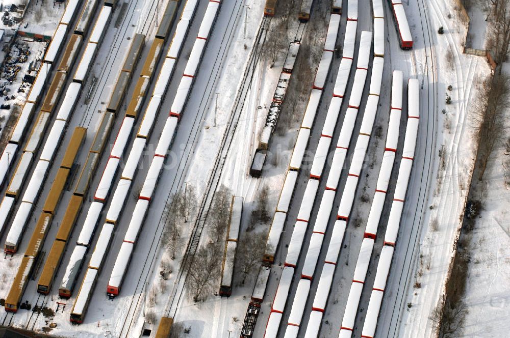 Berlin von oben - winterlich verschneite Reparaturhallen der S-Bahn-Hauptwerkstatt / Bahnbetriebswerk in Berlin-Schöneweide - wintry, snowy repair halls of the suburban railway's main workshop / depot in Berlin Schoeneweide