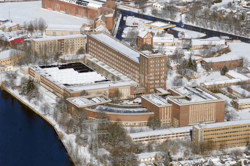 Luftaufnahme Berlin - Winterlich verschneite Rundfunkzentrum Nalepastrasse Berlin