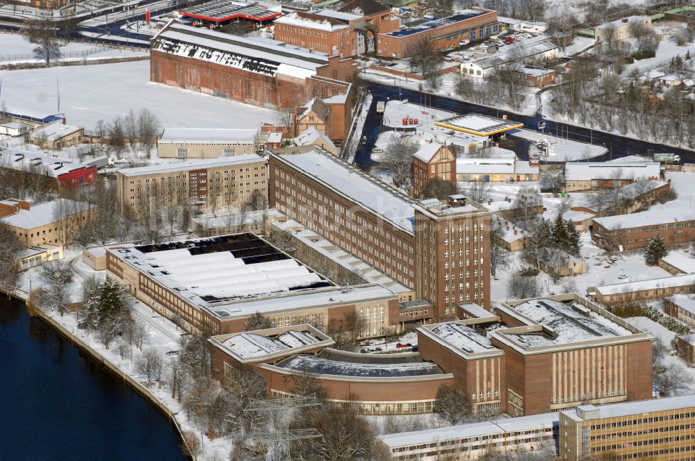 Berlin von oben - Winterlich verschneite Rundfunkzentrum Nalepastrasse Berlin