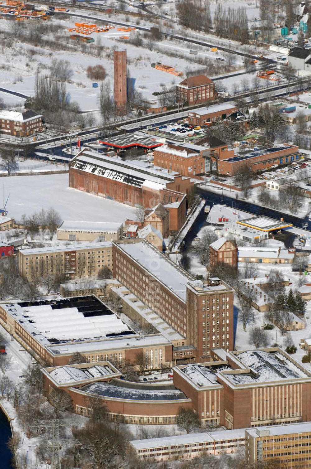 Luftbild Berlin - Winterlich verschneite Rundfunkzentrum Nalepastrasse Berlin