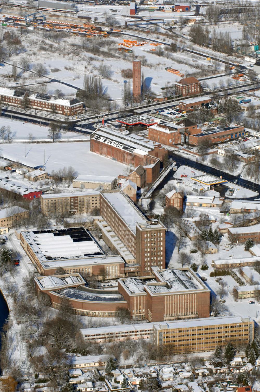 Luftaufnahme Berlin - Winterlich verschneite Rundfunkzentrum Nalepastrasse Berlin